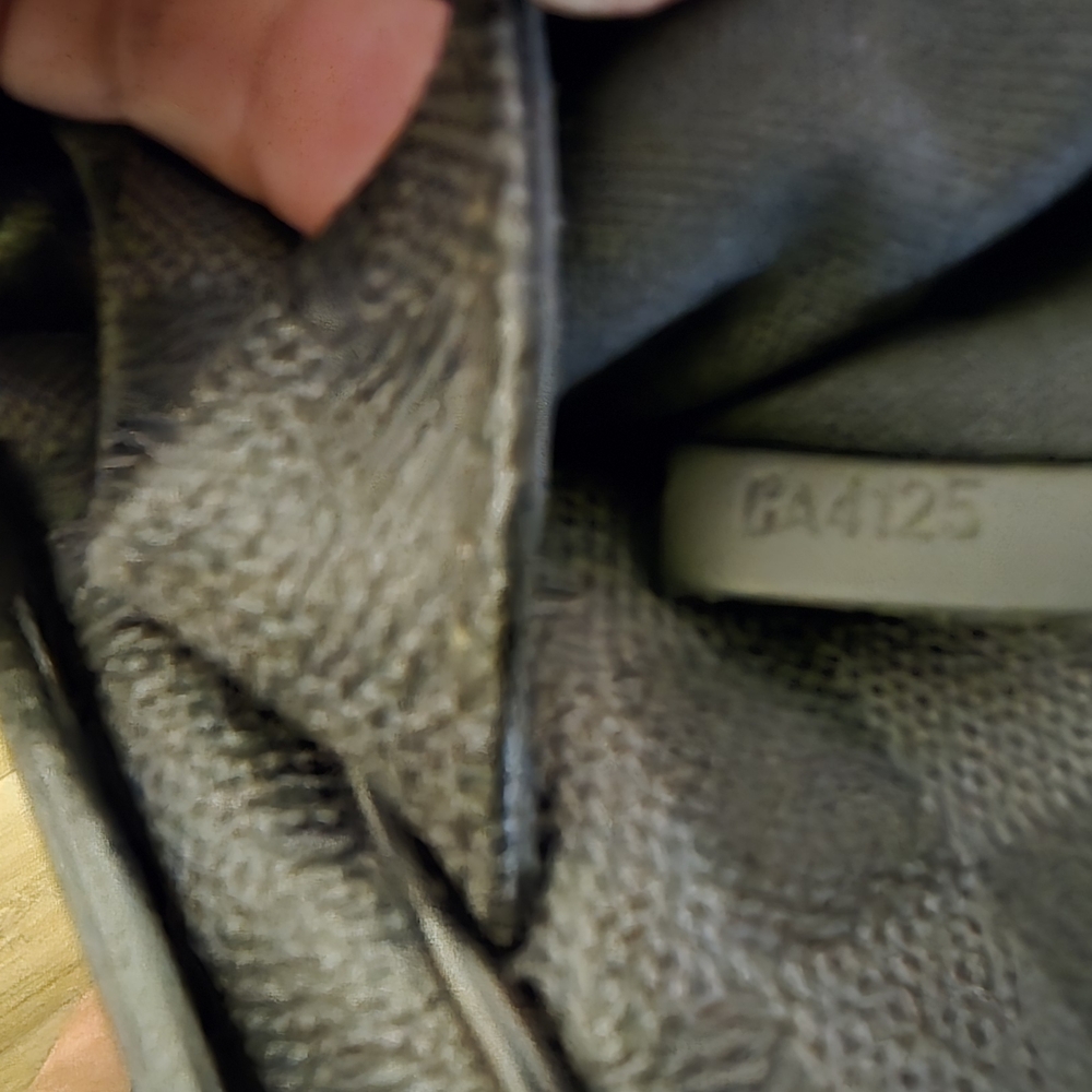 Louis Vuitton Black Messenger Bag with Iconic Design - Picture 2 of 3